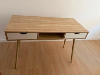 Mesa de madera con cajones