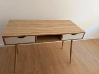 Mesa de madera con cajones