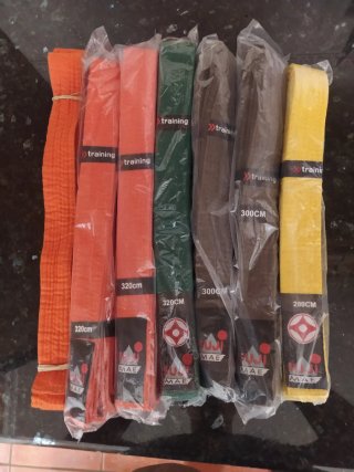 Siete cinturones de karate.