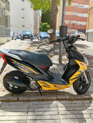 Yamaha Jog RR Scooter Negra y Amarilla
