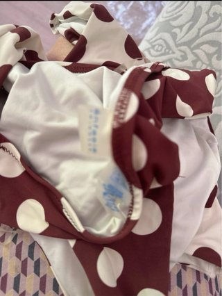 Bikini Énfasis lunares marrón y blanco