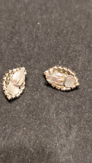 Pendientes de bisutería con pedrería rosa
