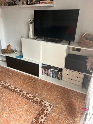 Mueble de salón blanco y negro .
