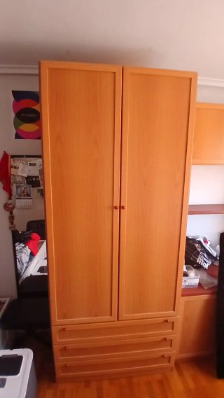 Mueble de habitación con armarios y mesa