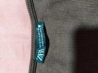 Top Zara fruncido verde militar talla S