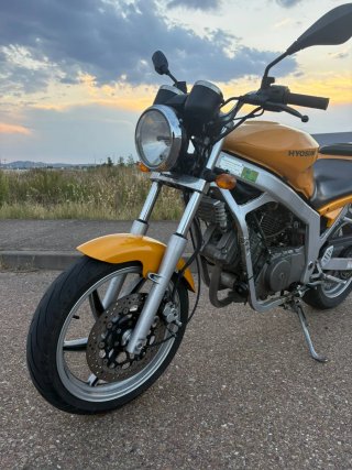 Hyosung Comet 125 Amarilla