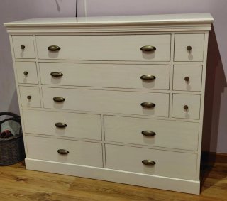 Cómoda de madera blanca con tiradores dorados