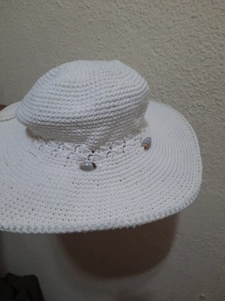 Sombrero tejido a mano blanco