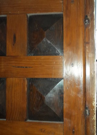 Ventana  antigua de madera con cerrojo de hierro