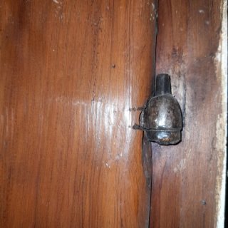 Ventana  antigua de madera con cerrojo de hierro