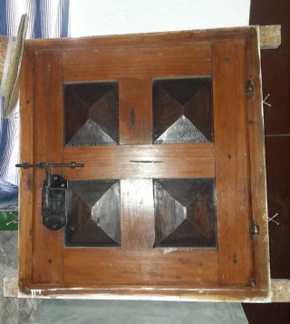 Ventana  antigua de madera con cerrojo de hierro