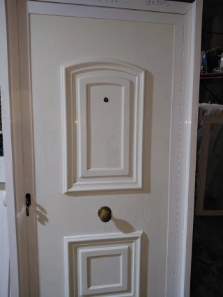 Puerta de entrada blanca