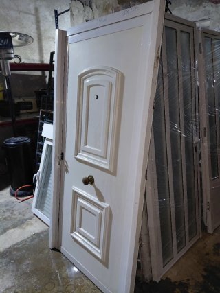 Puerta de entrada blanca