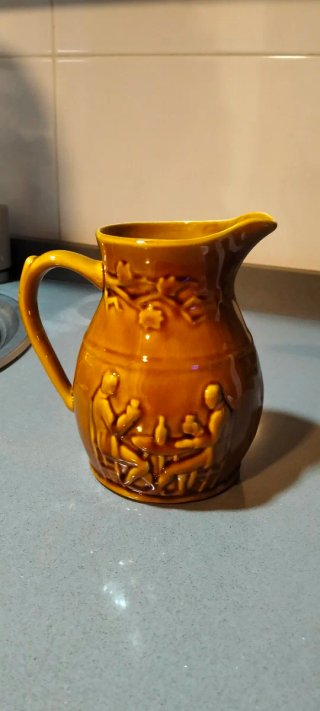 Jarra de cerámica con relieve
