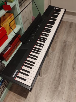 Piano Eléctrico Alesis 88 Teclas Semicontrapesadas