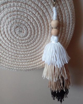 Bolso de rafia redondo con colgante