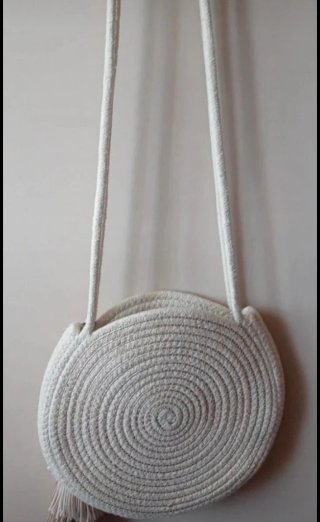 Bolso de rafia redondo con colgante