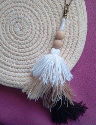 Bolso de rafia redondo con colgante