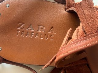 Sandalias planas Zara piel tachuelas
