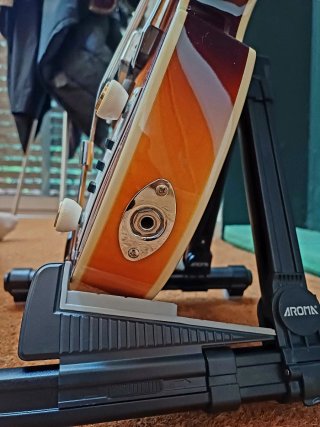 Höfner Ignition SE + funda + luthier