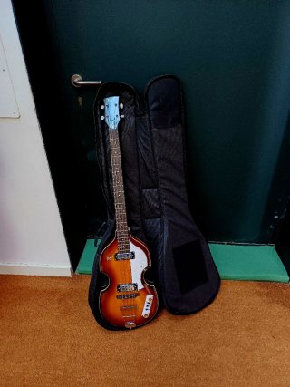 Höfner Ignition SE + funda + luthier