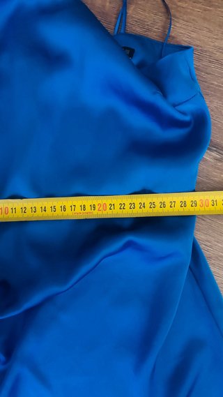 Vestido azul satinado con drapeado
