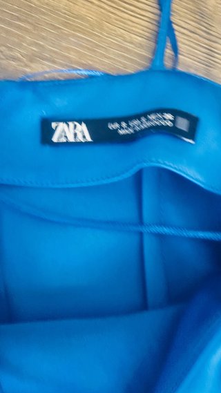Vestido azul satinado con drapeado