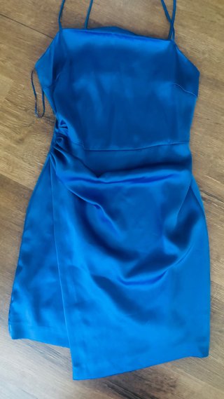 Vestido azul satinado con drapeado