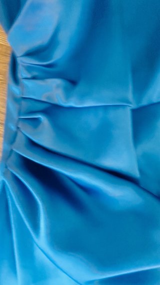 Vestido azul satinado con drapeado