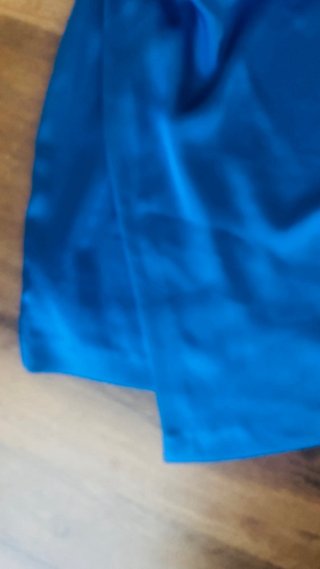 Vestido azul satinado con drapeado