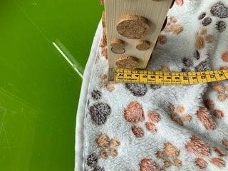 Juguete de madera con corcho para loros