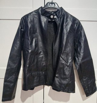 Chaqueta negra poli piel fina