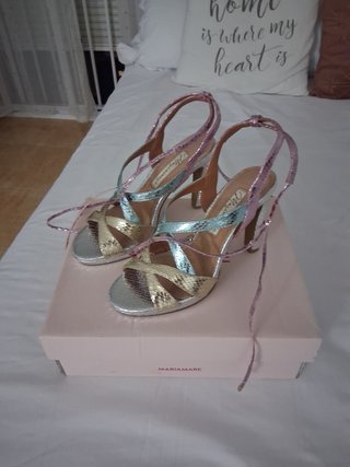 Zapatos de fiesta dorados y plateados