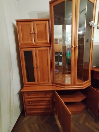 Mueble de madera con vitrina precio negociable