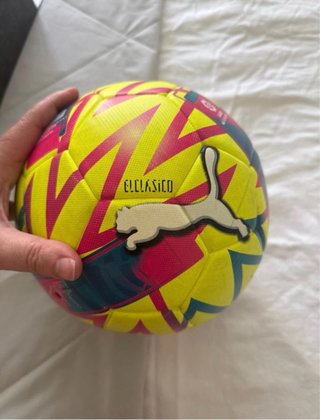 Balón de fútbol Puma amarillo.