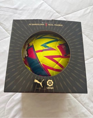 Balón de fútbol Puma amarillo.