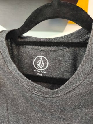 Camiseta gris con estampado multicolor