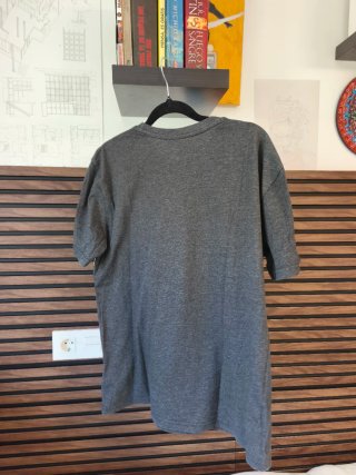 Camiseta gris con estampado multicolor