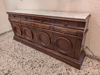 Mueble de madera con mármol