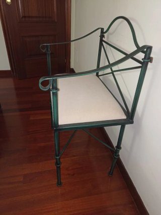 Banqueta hierro forjado brazos asiento tela