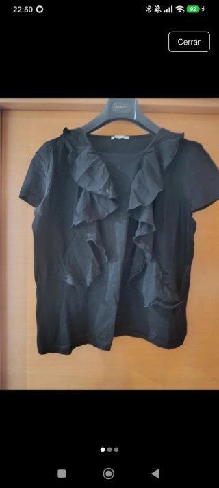 Blusa negra con volantes