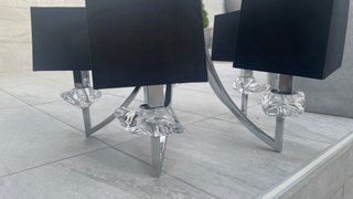 Lámpara de mesa moderna negra y plateada
