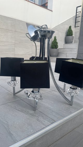 Lámpara de mesa moderna negra y plateada