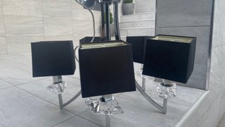 Lámpara de mesa moderna negra y plateada