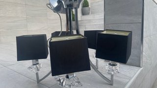 Lámpara de mesa moderna negra y plateada
