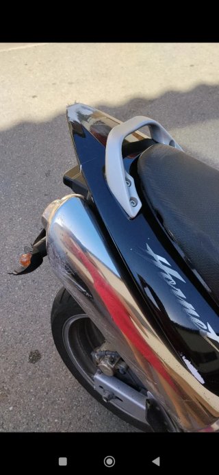 Honda Hornet 600 Negra y Dorada