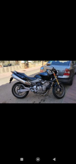 Honda Hornet 600 Negra y Dorada