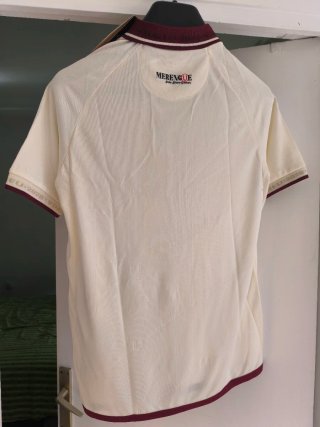 Camiseta Beige con Detalles