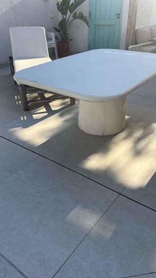 Tavolo in pietra bianca per esterni