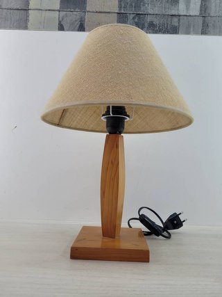 LÁMPARA CON BASE DE MADERA